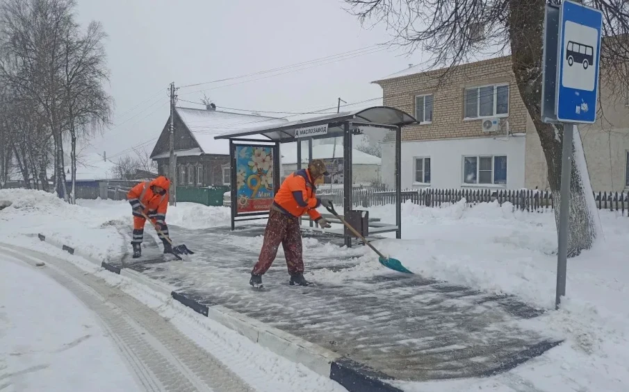 Нижегородские дорожники в четыре раза увеличили расход противогололедных материалов из-за продолжительного снегопада